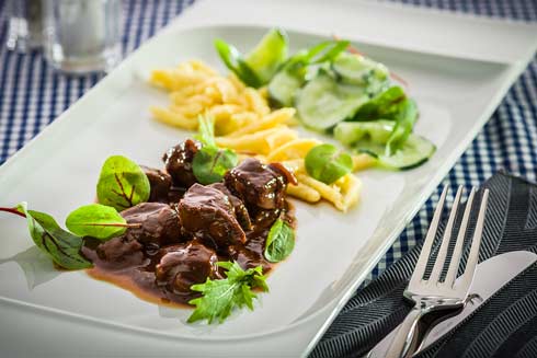 CHEFS CULINAR Rindergulasch mit Spätzle