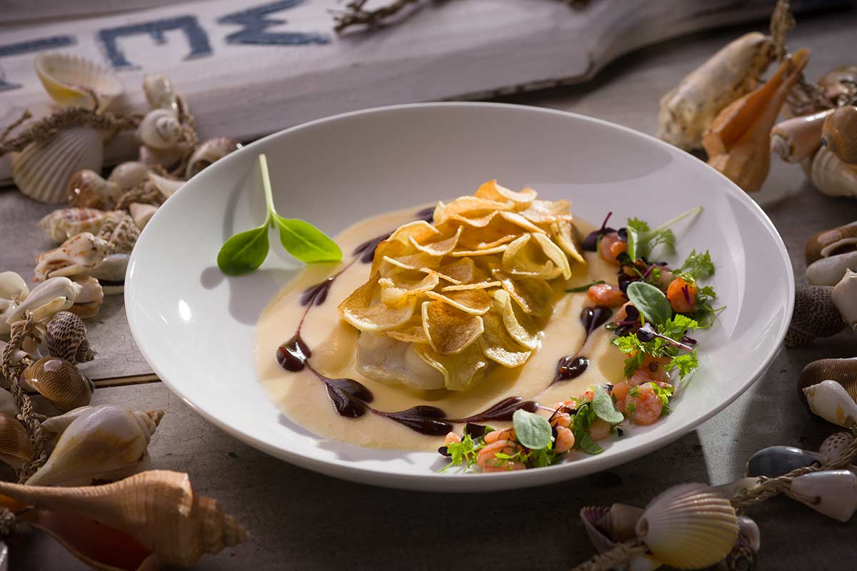 CHEFS CULINAR Rotbarsch mit Kartoffelschuppen, Shrimps und Hollandaise