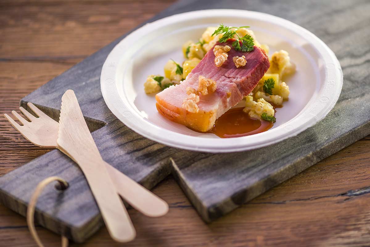 Krustenbraten auf Blumenkohl-Kartoffel-Salat