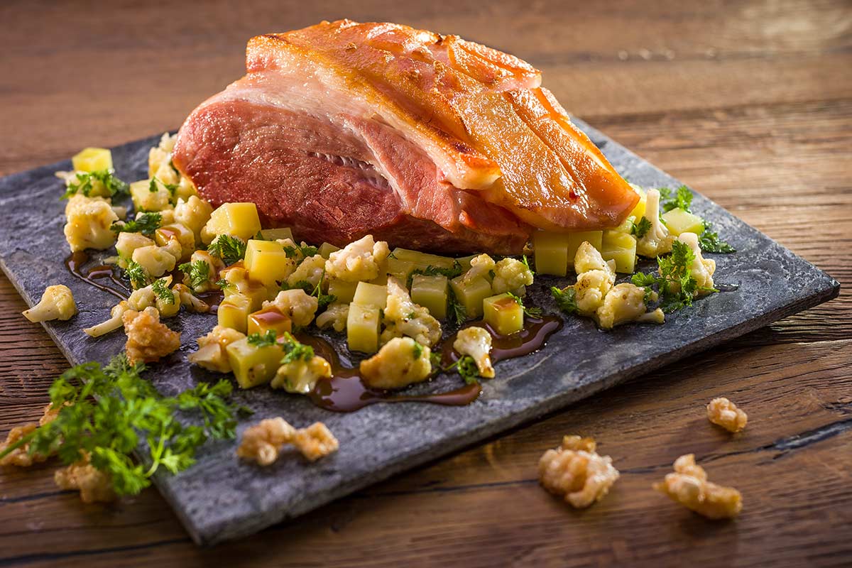 Krustenbraten auf Blumenkohl-Kartoffel-Salat