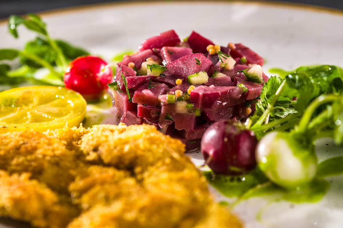 Kachelfleisch-Schnitzel mit Kartoffeln & Radieschen