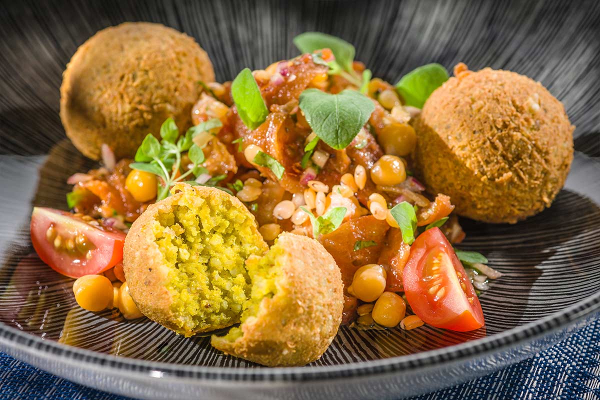 Falafel mit Linsen und Tomatensalsa