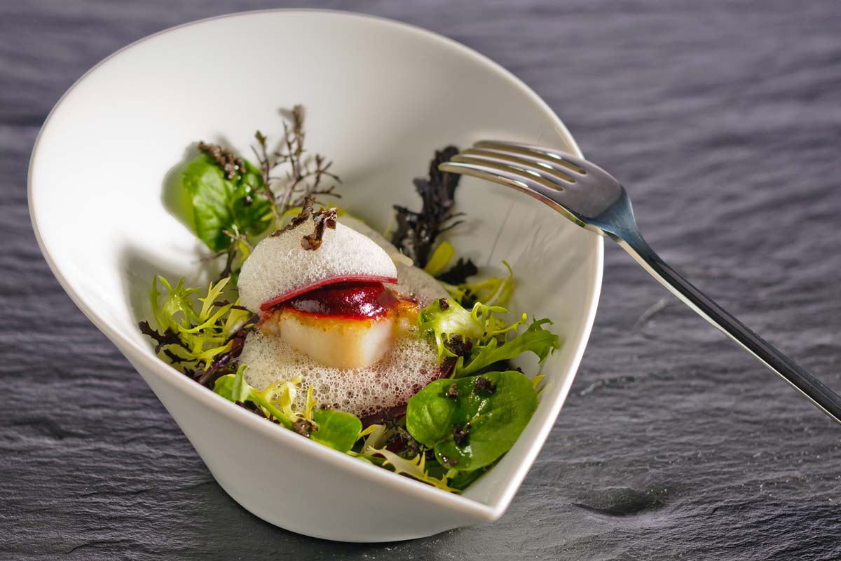 Jakobsmuscheln auf Rote-Bete-Carpaccio mit Trüffeln