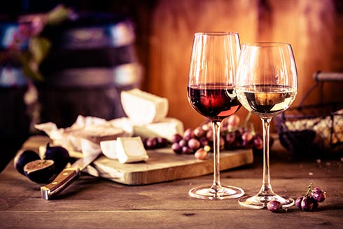 Rotwein und Weißwein wird aus verschiedenen Gläsern getrunken