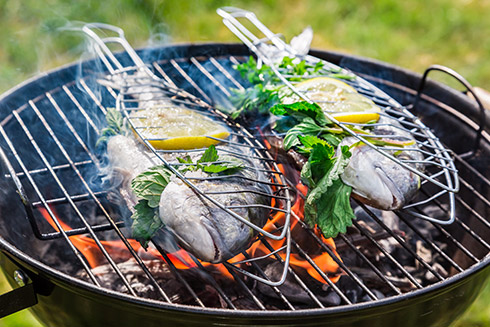 Mit der Fischzange geht das Wenden auf dem Grill kinderleicht! 