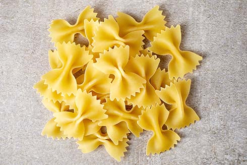 Die kleinen Farfalle machen sich im Nudelsalat besonders gut 