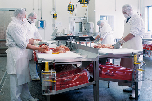 CHEFS CULINAR Mitarbeiter beim Zuschnitt von Fleisch