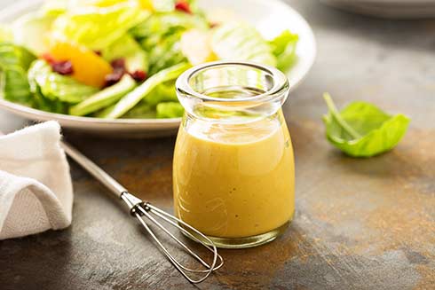 Honig schmeckt auch in Salatsaucen und zu Gemüse