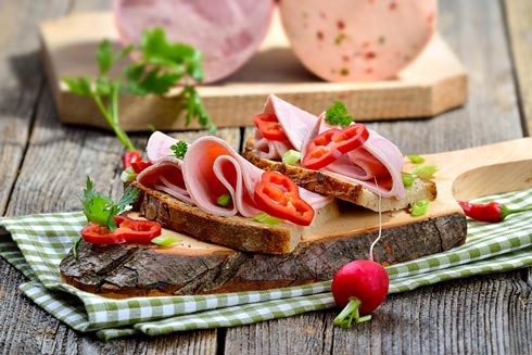 Ein reichlich belegtes Schinkenbrot ist lecker, enthält aber viel Salz