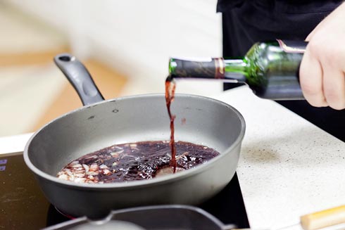 Wein verfliegt beim Kochen nicht, sondern rundet das Gericht perfekt ab 