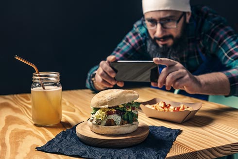 Koch fotografiert sein Rezept für einen Kochwettbewerb