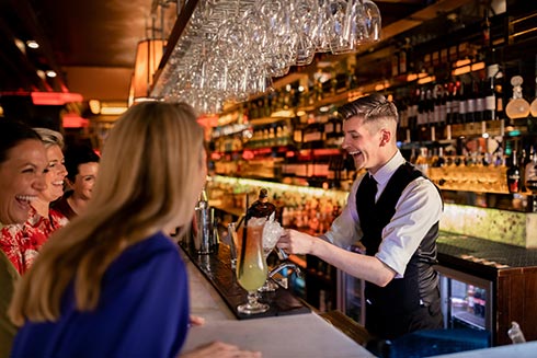Barkeeper gehen auf die Wünsche ihrer Gäste ein