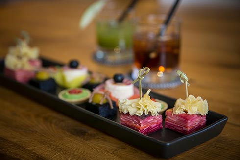 Food-Pairing bedeutet zum Cocktail den passenden Snack anbieten