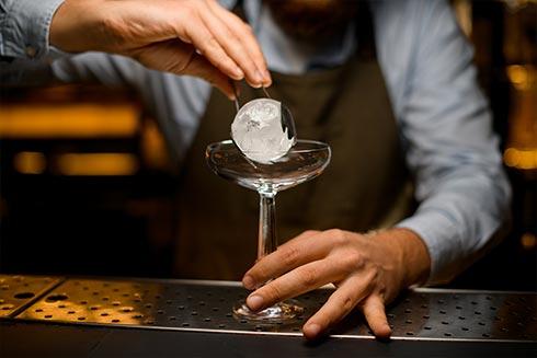 Kreative Eiswürfelfomen setzen de Cocktail richtig in Szene