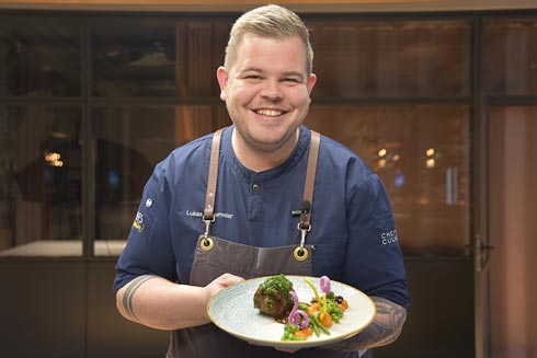 Lukas Eversmeier von CHEFS CULINAR zeigt Anrichtevarianten