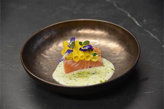 Für ein schönes Gericht ästhetische Teller verwenden