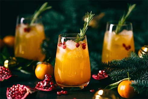 Winterdrinks mit Orange und Granatapfel