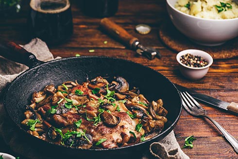 Serviert in gusseisernen Pfannen