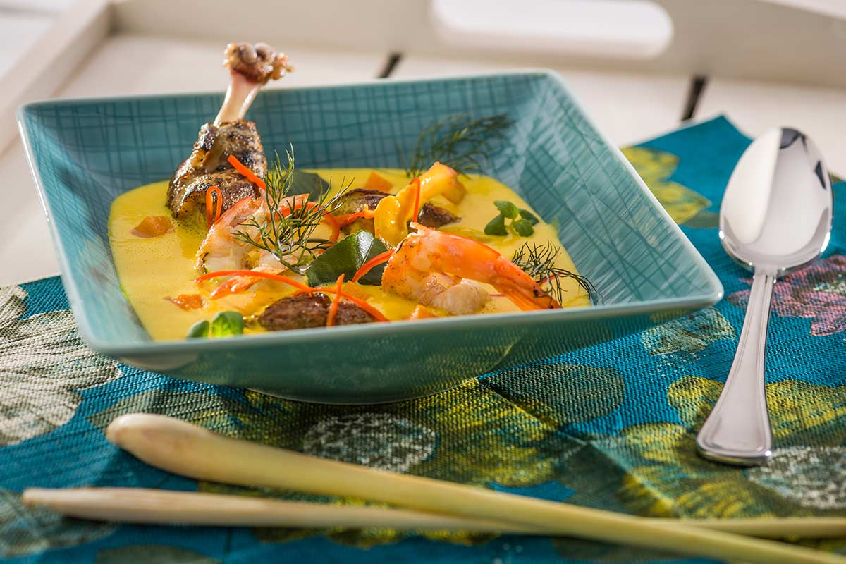 Kürbis-Kokossuppe mit Hähnchen und Garnelen