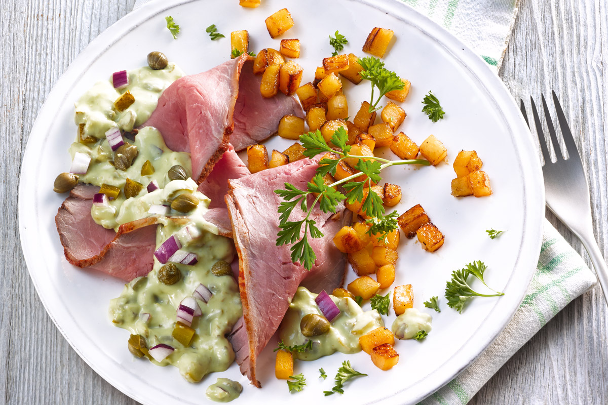 Würziges Roastbeef mit Wasabi-Tartar-Sauce & krossen Steckrübenwürfeln