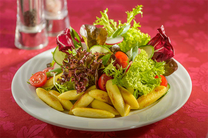 Blattsalate in Joghurt-Dessing mit Schupfnudeln