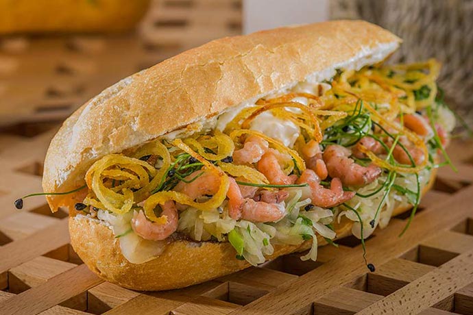 Schrippe mit marinierten Krabben, Apfel-Sauerkraut und Kren-Creme