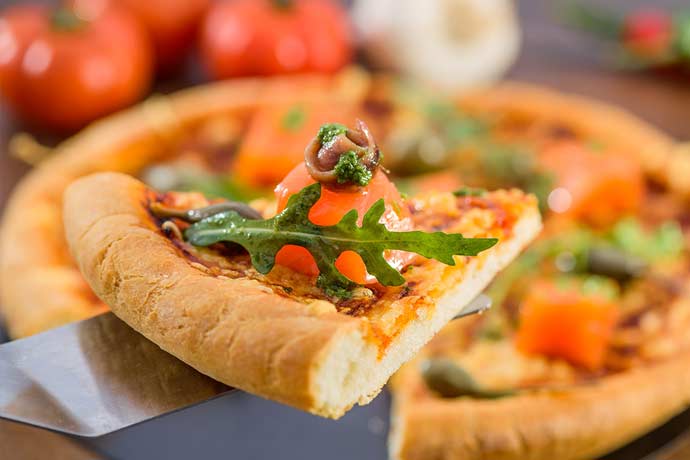 Pizza mit Lachs und Pesto