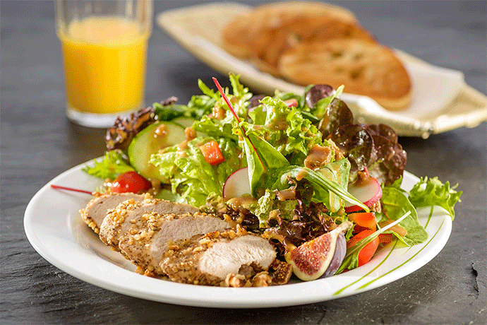 Edelbitter-Salate in Feigen-Vinaigrette mit Hähnchenbrust