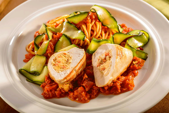 Gefüllte Hähnchenbrust auf Paradeiser-Zucchini-Spaghetti