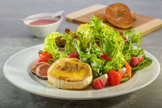 Knackige Blattsalate mit gratiniertem Ziegenkäse