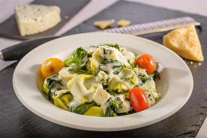 Tortelloni in Käsesauce und Spinat