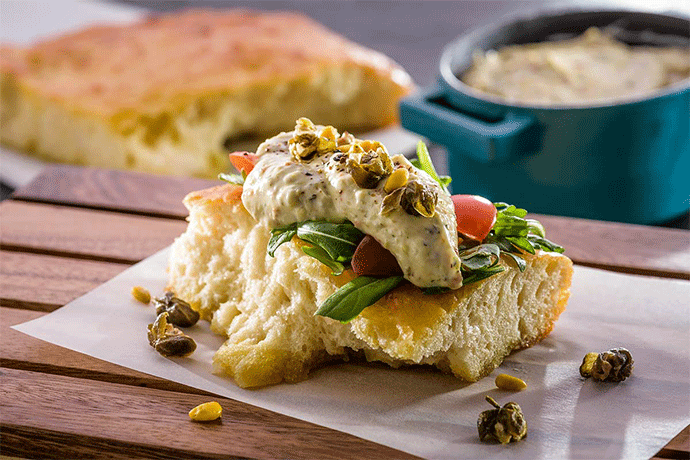 Veganer mediterraner Brotaufstrich mit Focaccia